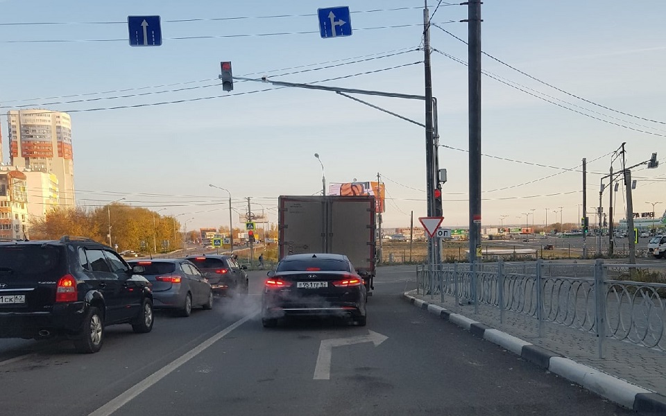 В Рязани дорожный знак противоречит разметке на перекрёстке у «Глобуса» - 62ИНФО В Рязани дорожный знак противоречит разметке на перекрёстке у «Глобуса» - 62ИНФО