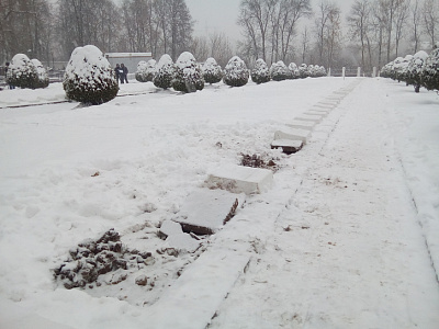 Со Скорбященского кладбища начали убирать «небрежные» надгробия красноармейцев