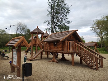 Ребёнок получил серьёзную травму на детской площадке в Лесопарке Рязани  - 62ИНФО Ребёнок получил серьёзную травму на детской площадке в Лесопарке Рязани