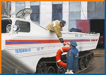 Жители Заокского получили гусеничный плавающий транспортёр на время половодья - 62ИНФО Жители Заокского получили гусеничный плавающий транспортёр на время половодья