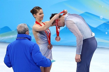 Российские фигуристы завоевали серебро и бронзу среди спортивных пар на Олимпиаде  - 62ИНФО Российские фигуристы завоевали серебро и бронзу среди спортивных пар на Олимпиаде