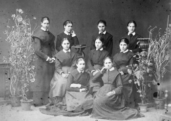 Олимпиада Петровна Аманова справа в первом ряду.<br />
Фото не ранее 1879 года.