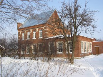 Начальная школа детского дома. Здание школы для крестьянских детей было построено последними владельцами имения князьями Барятинскими. 