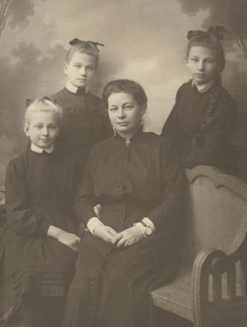 Мария Алексеевна с дочерьми