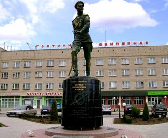 Всё-таки было в этом человеке что-то особенное – первым памятником белогвардейцу в постсоветской России стал памятник именно генералу Маркову, вечная ему память!