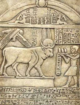 Фараон делает подношение быку Апису.