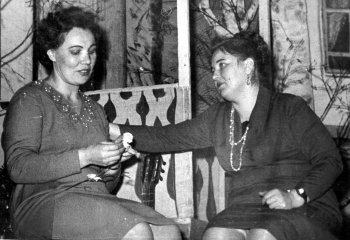 Надежда Варламовна Миловидова (слева) и Галина Дмитриевна Миценко. Конец 60-х годов прошлого века.