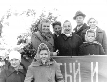 Нина Михайловна Кашуро в первом ряду справа на открытии дома-музея Сергея Есенина. 1965 год. Фото напечатано с пленки М.М.Кашуро.