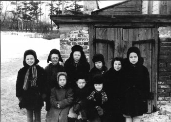 Костинские дети у входа в третий подвал. Фото напечатано с пленки М.М.Кашуро. Конец 50-х годов прошлого века.