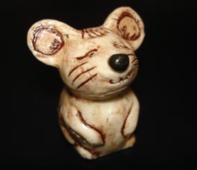 Проворная мышь первой пришла поклониться Будде, поэтому 12-летний зодиакальный цикл в юго-восточной астрологии начинается с Года Мыши (Крысы).