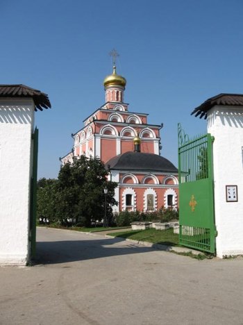 На том же месте у ворот Свято-Иоанно-Богословского монастыря. 2008 год. Фото Т.Шустовой.