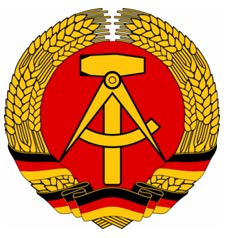 Неприкрытая масонская символика присутствовала на гербе ГДР.