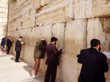 От храма Соломона, разрушенного в 70-м году нашей эры римлянами, осталась только 485-метровая стена, широко известная, как Стена плача… 