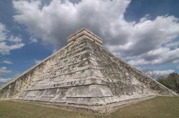 Пирамида Кецалькоатля в Чичен-Ице.