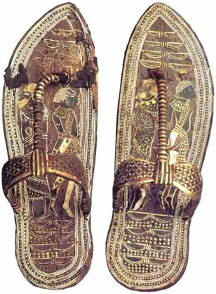 На подошвах парадных сандалий фараонов изображались связанные враги Египта еврей и нубиец, дабы фараон ритуально попирал их во время церемоний (артефакт тщательно скрывается по соображениям политкорректности). 
