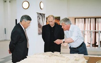 Путин у макета Аркаима (экскурсоводом выступает открыватель Аркаима Геннадий Борисович Зданович). 