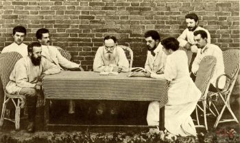 Л.Н. Толстой со своими помощниками в Рязанской губернии во время голода проверяет списки голодающих. Фото 1892 г.