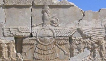 Изображение Ахура-Мазды на фоне крылатого солнечного диска стало таким же символом маздеизма, как Распятие символом христианства.
