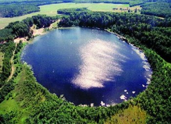 Озеро Светлояр, как и Ладога, имеет метеоритное происхождение; с высоты птичьего полёта отлично виден идеально округлый контур ударного кратера.