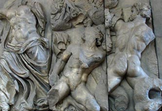 Гигантомахия – битва олимпийских богов с гигантами (фрагмент фриза Пергамского алтаря).