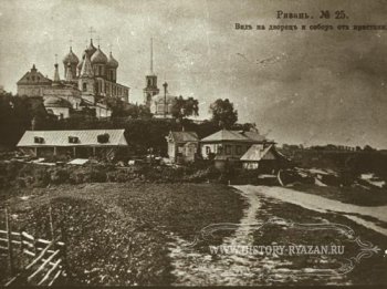 Вид на дворец и собор от пристани 