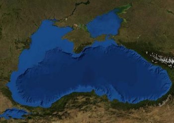 На спутниковом снимке хорошо видно каким было Чёрное море до 5600-го года до нашей эры (тёмный контур внутри нынешних границ).