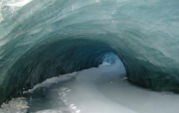 Тоннель естественного происхождения в толще антарктического ледника – не по такому ли путешествовал Гильгамеш?