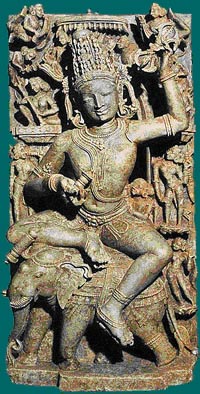 Индра верхом на Айравате (обратим внимание на его парные бивни) в традиционном исполнении…