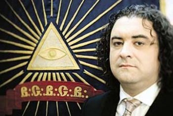 Кандидат в Президенты России на выборах 2008 года Богданов А.В. на фоне штандарта с символикой своей ложи. 