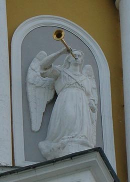 …на стороны света указуют и трубы архангелов с колокольни (спасибо Михаилу Дроздову за фото).