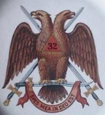 В масонстве двуглавый орёл символизирует высшие 32-33 градусы посвящения. 