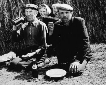 На снимке: сенокос, 60-е годы, Иван Петрович Синицын (слева) и Алексей Павлович Панкратов. Фото М. М. КАШУРО 
