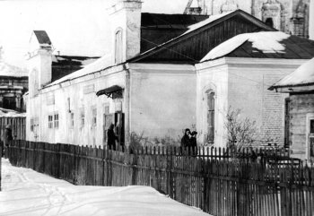 Сельский клуб в селе Костино. Окно библиотеки – первое справа. 60-е годы прошлого века. Фото напечатано с пленки М.М.Кашуро.
