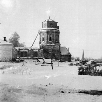 Сельский клуб (слева) и Богоявленский храм в селе Костино. 60-е годы прошлого века. Фото напечатано с пленки М.М.Кашуро.