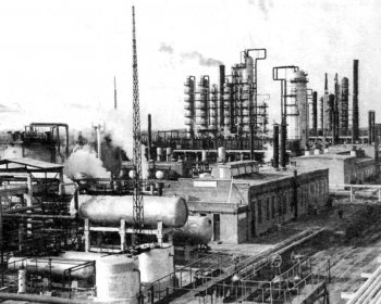Рязанский нефтеперерабатывающий завод в день выпуска первого бензина, 14 октября I960 года.