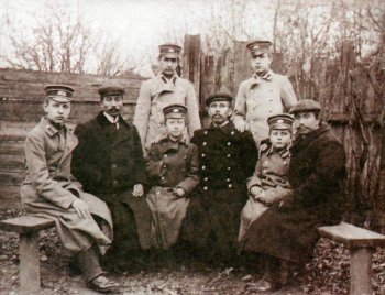Пленные японцы в компании рязанцев, около 1905 года.
