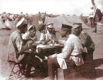 Рязанцы — солдаты и офицеры 35-й пехотной дивизии — на фронте. Фотография поручика П. П. Миролюбива, около 1905 года.