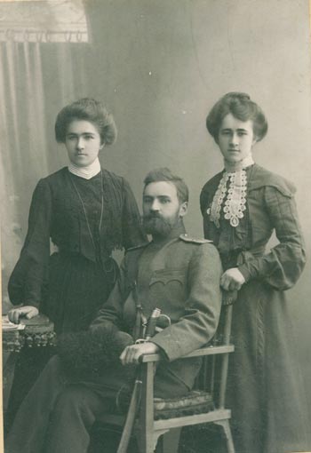 Слева направо: Варвара Петровна и Павел Федорович Казаковы, Александра Петровна Перова