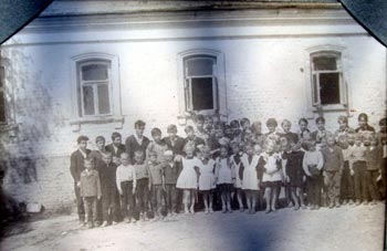 Во дворе школы. Середина 60-х годов прошлого века. Фото из альбома М.Ф.Диденко.