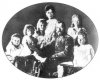 Императорская семья ок. 1906 г. Вокруг Александры и Николая слева направо: Анастасия, Алексей, Мария, Ольга и Татьяна.