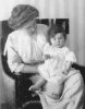 Татьяна Александровна Новикова (урожденная Найденова) с дочкой Леной. Фото 1912 года.