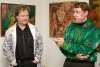 Вилли Мельников и Алексей Акиндинов на фоне картин Акиндинова