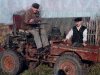 Тесть Николай Бозванов ловко управляет колесным трактором