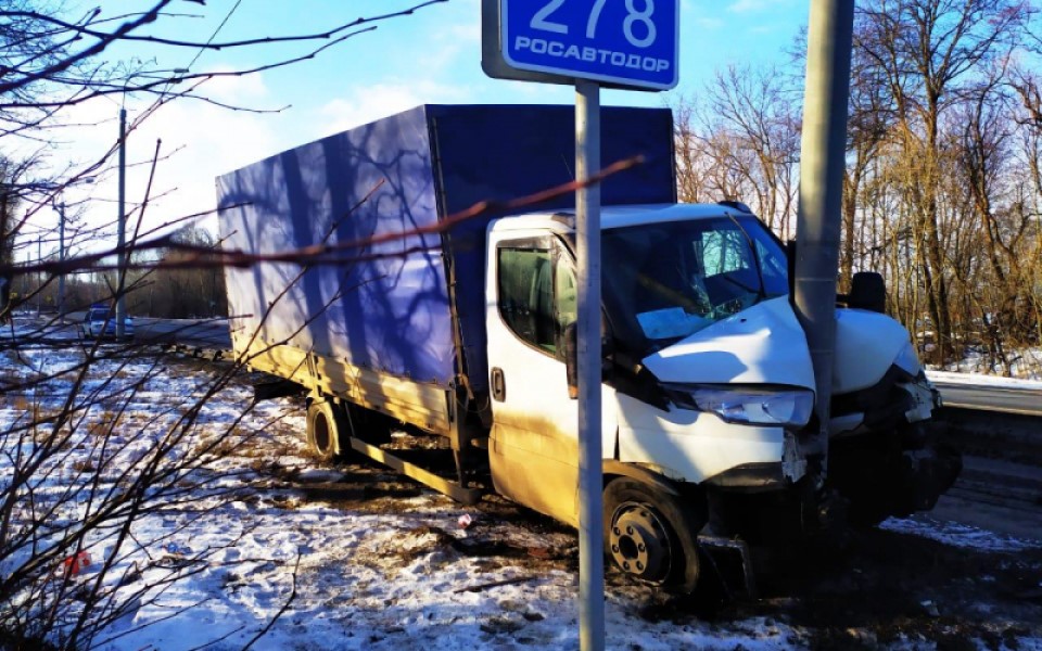 В Рязанской области грузовик влетел в столб - 62ИНФО В Рязанской области грузовик влетел в столб - 62ИНФО
