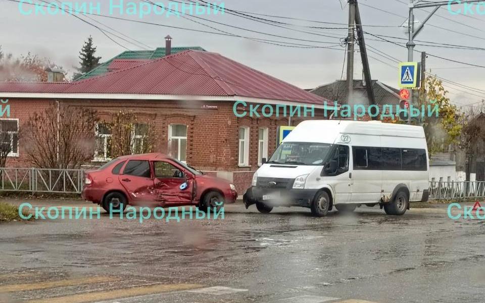 Маршрутка попала в аварию на улице Ленина в Скопине - 62ИНФО Маршрутка попала в аварию на улице Ленина в Скопине - 62ИНФО