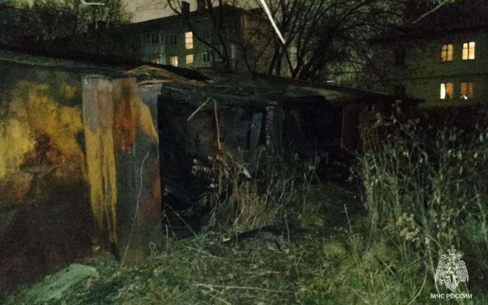 В Рязани 13 человек и 3 машины тушили горящие хозпостройки - 62ИНФО