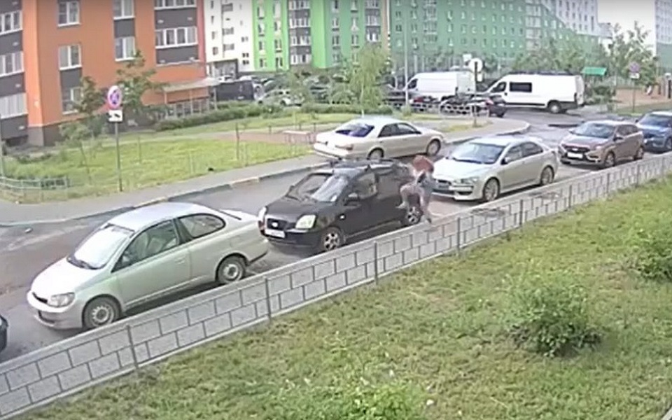 Буйная женщина повредила четыре машины в Нижнем Новгороде - 62ИНФО Буйная женщина повредила четыре машины в Нижнем Новгороде - 62ИНФО