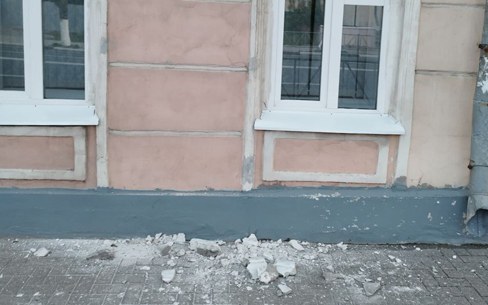 У здания школы №10 в Рязани обрушилась часть фасада