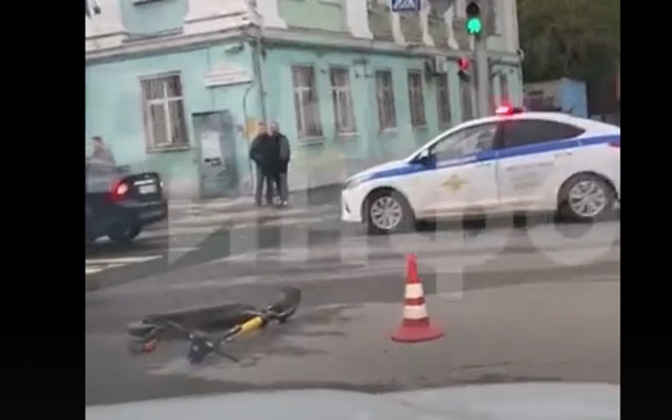 В Рязани самокатчик попал под машину - 62ИНФО В Рязани самокатчик попал под машину - 62ИНФО