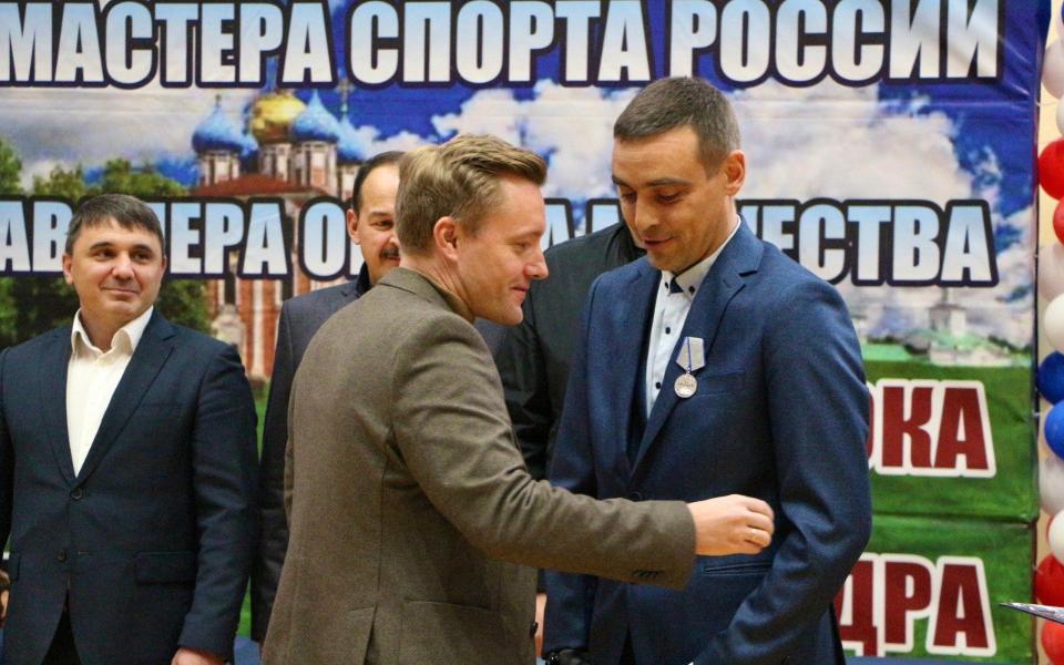 Денис Боков вручил медаль «За отвагу» участнику кадровой программы Петру Рябову - 62ИНФО Денис Боков вручил медаль «За отвагу» участнику кадровой программы Петру Рябову - 62ИНФО